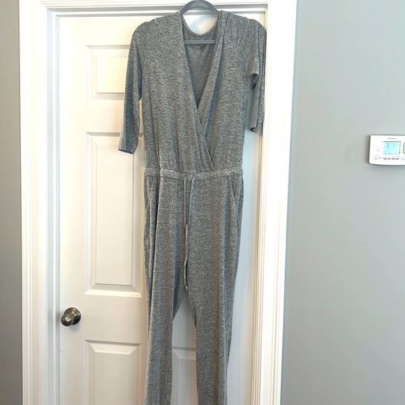 Soho Pants - Comfort and Style with This Soho NY&C Jumper/Romper! 🌟size:  small/very cozy
